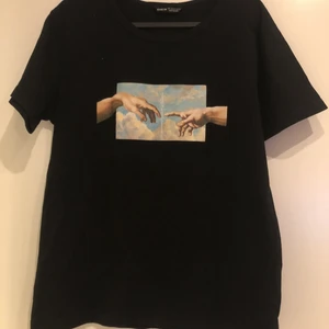 Shein tröja med handtryck  - Svart tröja från SHEIN i storlek 40/42. Köpare står för frakt (kan också mötas upp i Lund) 🙂