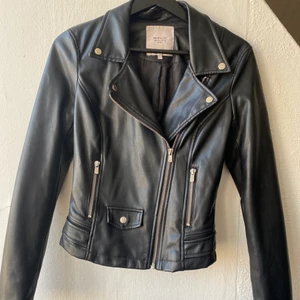 ”Skinnjacka” Zara - Fake skinnjacka fr zara. Fint skick. Stl XS. 