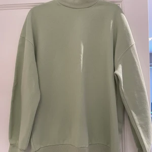 Grön sweatshirt - Grön sweatshirt från Stradivarius i storlek S. Den är oversized, köpt på asos men slutsåld nu. Frakt ingår ej i priset🥰
