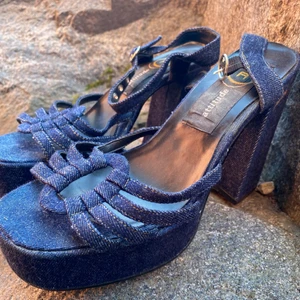 Klackar i jeanstyg - Coola klackar i denim tyg, hittar inte storlek på dom men runt 37/38 :)