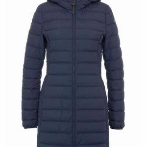 Parajumpers  - Intressekoll för min extremt fina Parajumper irene storlek XS mörkblå. Mest för att se om intresse finns. Nyskick köpt på johnells. Kan skicka egna bilder!