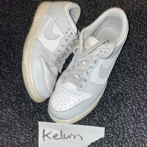 Vintage Nike Dunk Low - Måste bli av med dessa! Köpta vintage (vintagetts.com) så kommer i använt skick. Finns lite flaws som jag givetvis kan skicka fler bilder på. Bara att höra av dig om det är något!