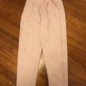 Baggy rosa jeans  - Ett par baggy jeans från Pull&Bear som är använt men fortfarande bra skick, storlek: 32 EU/ Medium.