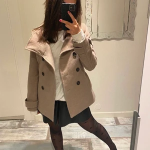 Beige kappa - Beige kappa från h&m som är i bra skick. Använd vid 2 tillfällen och köptes för två år sedan. Storlek S. Skriv pm vid frågor 