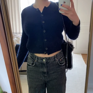 Marinblå kofta från Acne  - Jätte söt marinblå kofta från Acne studios. Säljer pga att den är lite för liten för mig. Den är i M men funkar också för S och Xs. Köparen står för frakt