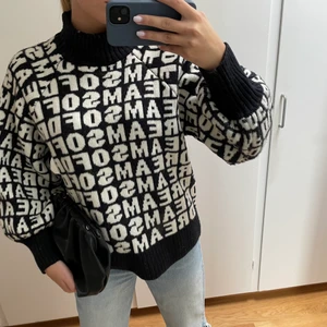 Stickad tröja  - Säljer denna stickade tröjan från hm med ballongärmar. Fint skick/använd cirka 4 gånger 