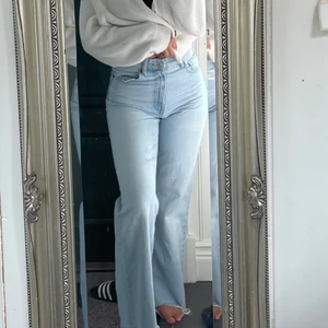 Ljusblå zara jeans  - Zara full length high Rise jeans som är avklippta för att passa någon som är 163-167. Knappt använda och i jättefint skick! Nypris 359