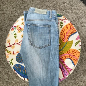 Acne jeans - Straight leg acne jeans i storlek 27/32, lite för långa för mig som är 163cm. Pris exklusive frakt! 