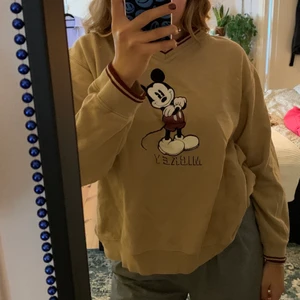 Vintage Sweatshirt - En ball sweatshirt med mussepigg på ifrån Beyond retro!! Köpare står för frakt