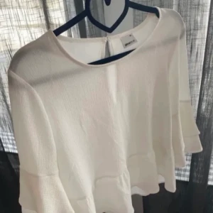 Vit blus - Säljer denna söta blus från Gina, storlek S, säljer för 100kr + frakt 💕