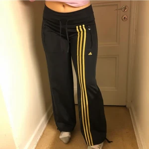 raka adidas byxor - INTE MINA BILDER, jätte sköna o sååå snygga adidas byxor ,passar mig som är 168 , helt i nyskick, köpte här på plick men de va för små);🌸🌸kom privat för fler bilder