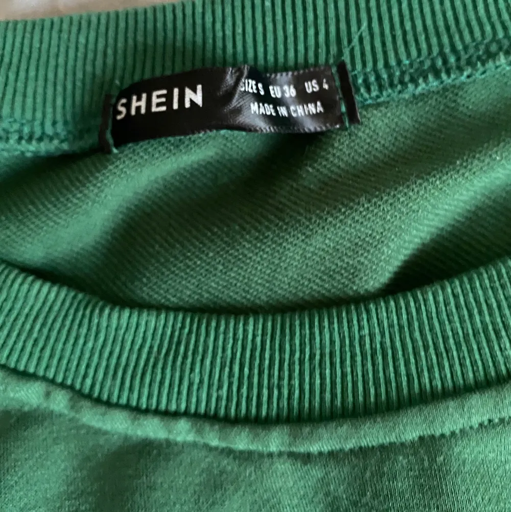 En grön tröja från shein med tryck på. Storlek S. Använd fåtal gånger, så den är i bra skick. 70 kr + frakt. Dm för mer bilder och info. . Tröjor & Koftor.
