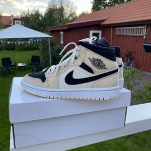 Jordan 1 Mid Barley Orange - Säljer ett par sååå snygga Air Jordan 1 Mid Barely Orange. Har använt skorna ett fåtal gånger och skulle säga att de är i extremt gott skick, så gott som nya! Skorna kommer i original kartong och är nästan omöjliga att få tag på i dagsläget. Budgivningen börjar på 2500! Hör av er om ni har fler frågor🤍 