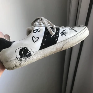 Karl Lagerfeld - Säljer dessa slutsålda skitsnygga sneakers från Karl Lagerfeld. Dem är använda men endå i relativt fint skick! Köpta för 2000kr🤗