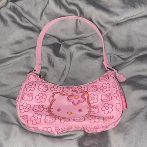 Hello Kitty väska - Jag säljer denna jättefina Hello Kitty väska för 180kr   Den är i jättefint bruk, knappt använd och väldigt bra i storlek. Hör gärna av dig om du är intresserad eller har andra frågor eller funderingar. 💞 KÖPAREN STÅR FÖR FRAKT💞 BUDET LIGGER PÅ 200kr