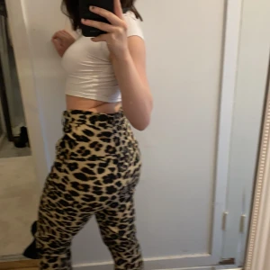Leopard kostym byxor - Kostymbyxor i leopard mönster. Svin skönt material. Byxorna har små utsvävningar vid benen och passar Xs-s