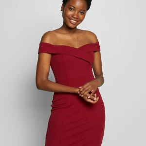 Anna Field klänning i strl XS  - Off shoulder klänning som använts 1 gång med slitt bak. Fin och elegant. 