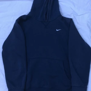 Nike hoodie - Mörkblå vintage nike hoodie, skriv privat för frågor eller annat, priset går att diskuteras.