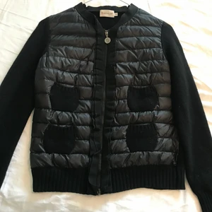 Moncler cardigan knit - Säljer min svarta moncler cardigan knit jacka stl s. Jackan är använd men i mycket fint skick. En perfekt vår jacka.Självklart äkta Qr kod finns. Nypriset var strax över 7000kr. Skickas spårbart eller hämtas upp. Budgivning i kommentarerna vid många intresserade 