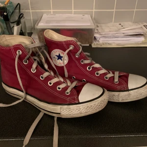 Converse - Säljer dessa svin coola äkta converse på grund av att dom tyvärr inte kommer till användning längre, dom är lite sönder inuti skon men annars är dom i toppenskick💕💕