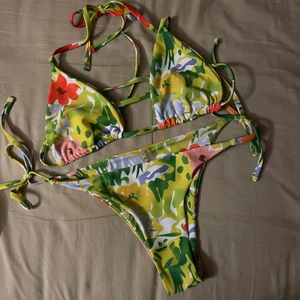 Withjean dupe bikini - Från shein, säljer för att den kändes lite liten i överdelen. Märkt som M men känns mer som S. Jättefin annars, en dupe på withjean!!💚  Bara att skriva och fråga om du undrar något:)