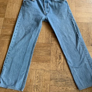Vintage Levis 501     W36 L36 - 7/10 condition loggan på baksidan är lite skrynklig och benöppningarna har lite sämre condition. Annars är detta sköna byxor som ser trevliga ut.