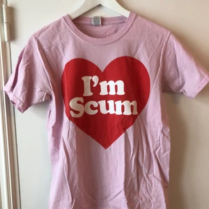 Idles merch storlek s - Köpt på en av deras spelningar. I använt skick, något urtvättad men fortfarande fin i färgerna. Fruit of the loom valueweight material ✨ (Ursäkta skrynklig!).