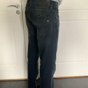 Jeans från replay  - Svarta jeans från replay, nypris 1500kr men säljer för billigare peng då dem inte har kommit till användning, som nya. 
