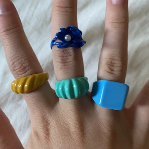 Ringar - Sköljer dessa ringar då jag råkade köpa dubbletter. Dem är från shein och paketet kostade 35 tror jag. Köparen står för frakten. Några är justerbara me n vissa e inte de.❤️ ‼️blåa, gula och turkosa såld‼️