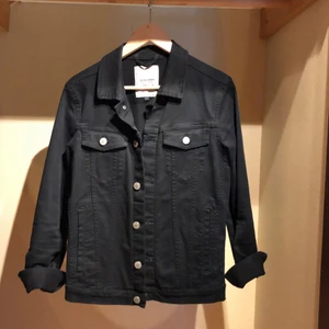 Jeans jacka - Köpt på jack and Jones och sen aldrig blivit använder och nu är den för liten. Den är dock väldigt snygg och funkar till det mesta | Hör av er om ni har frågor!