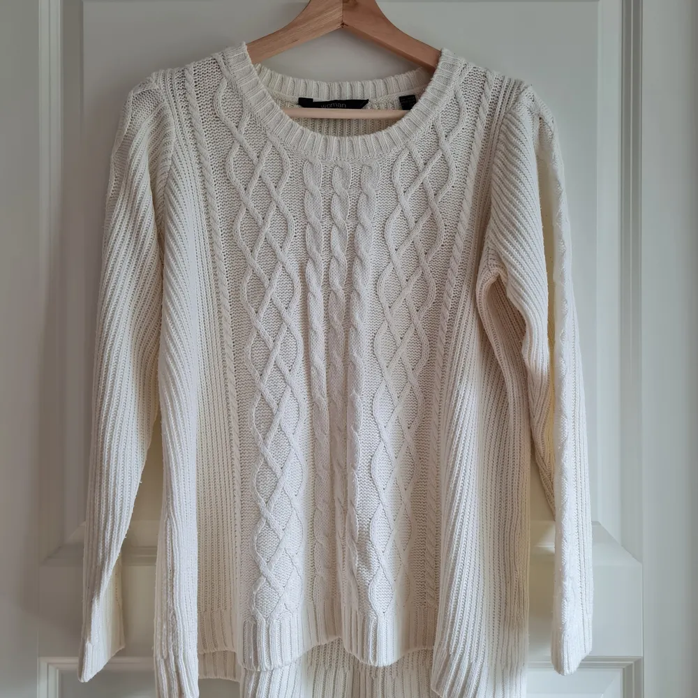 Off-white sweater. Perfect condition 🥰 Great for both autumn and winter as well as summer evenings 🌙☀️ Size 36/38.. Tröjor & Koftor.