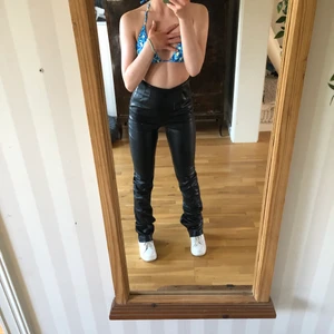 Skinnbyxor - Jättefina skinnbyxor som jag köpte av en tjej här på Plick men de var för stora och för långa😢💓 slits nertill som man kan justera💓