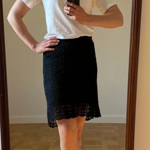 Svart virkad kjol från Holister, stlk S - Stiligt virkad kjol i mjukt stretchigt material. Helt underbar att ha på sig, resåren i midjan är mjuk. Täckande underkjol upptill. Stlk S. Köpt på Holister. 