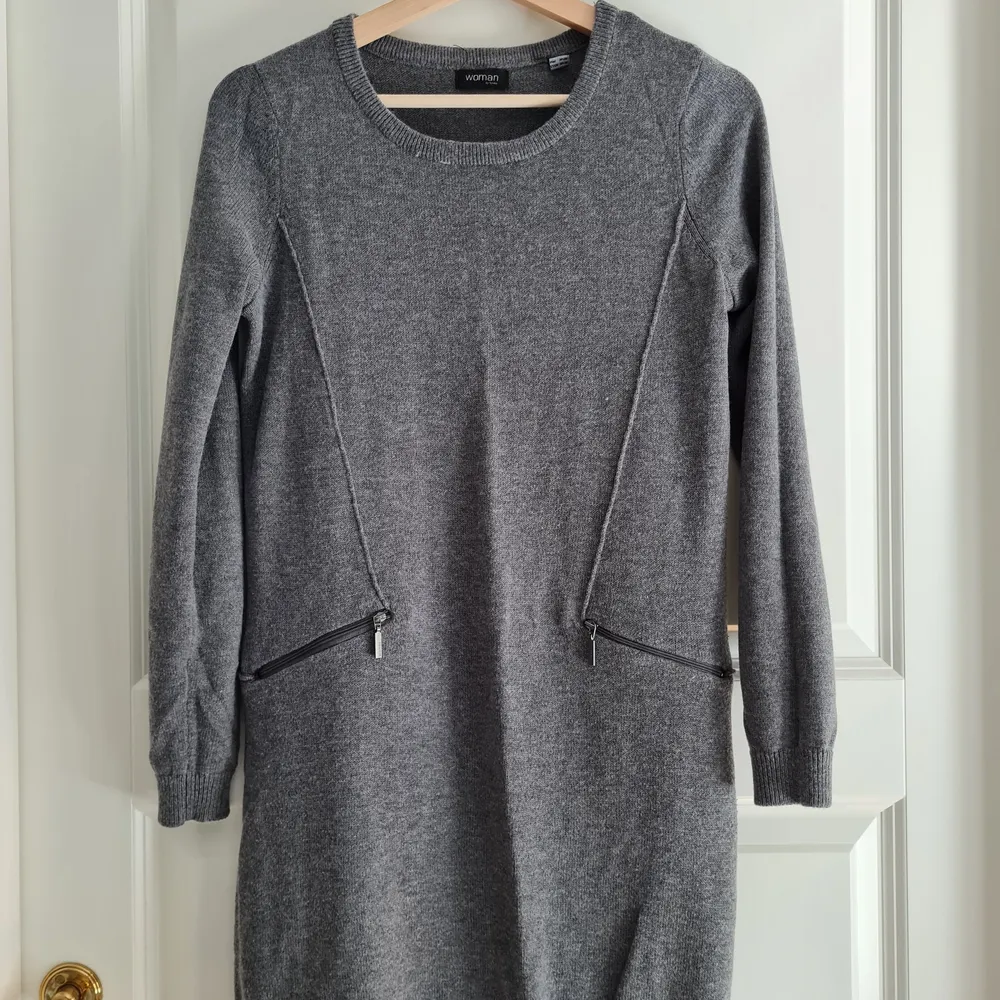 Grey comfy knitted dress. Looks like new 😊 Total length 79 cm.. Stickat.
