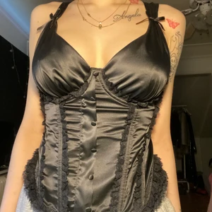 Korsett - Korsett som jag tyvärr ej använder så ofta:/ super bekväm att ha på sig! Jag har storlek xs men de passar nog på större storlekar eftersom att de går att justera!💞 kommer göra bud om många är intresserade! Frakt tillkommer