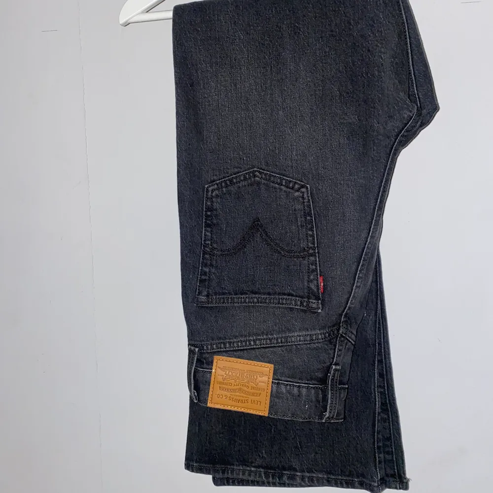 Säljer dessa superfina Levi’s jeans i modellen ”ribcage flare” knappt använda eftersom det inte är min stil längre! Stolek 28 . Jeans & Byxor.