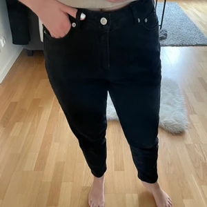 Momjeans från NA-KD  - Momjeans från NA-KD, köpta i februari så hyfsat nya men då de blivit för stora för mig och jag pga det slutat använda dom känns det som dom gör mer nytta i någon annans garderob 👏🏼 köpare står för frakt. 