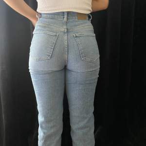 Skitsnygga jeans som slutar lite kortare upp. Stora i storleken så skulle säga 34