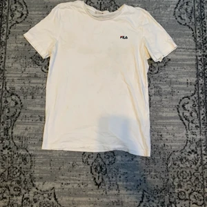 Fila tröja - En vit fila tröja med broderat märke på framsidan. Köpt på junkyard förra sommaren. ☎️🧿