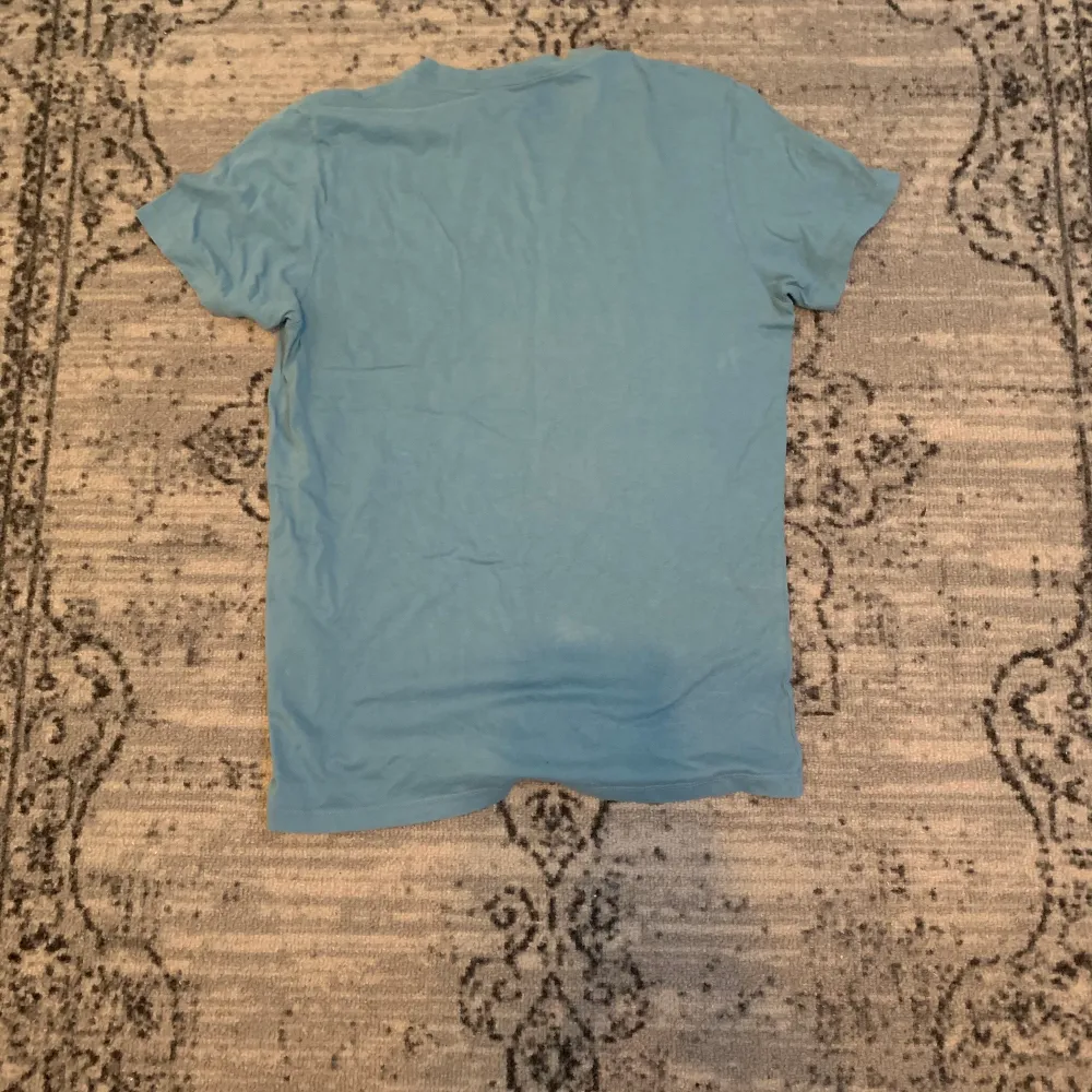 En ljusblå Levi’s tröja med liten bröstficka. Använd en del, men inte på ett bra tag. 🗳🖍. T-shirts.