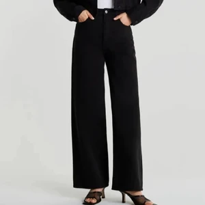 Idun Wide jeans - Säljer dessa nästan oanvända jeansen från Gina Tricot. Bra skick. Skriv privat om du har frågor. 👙 Köparen står för frakt