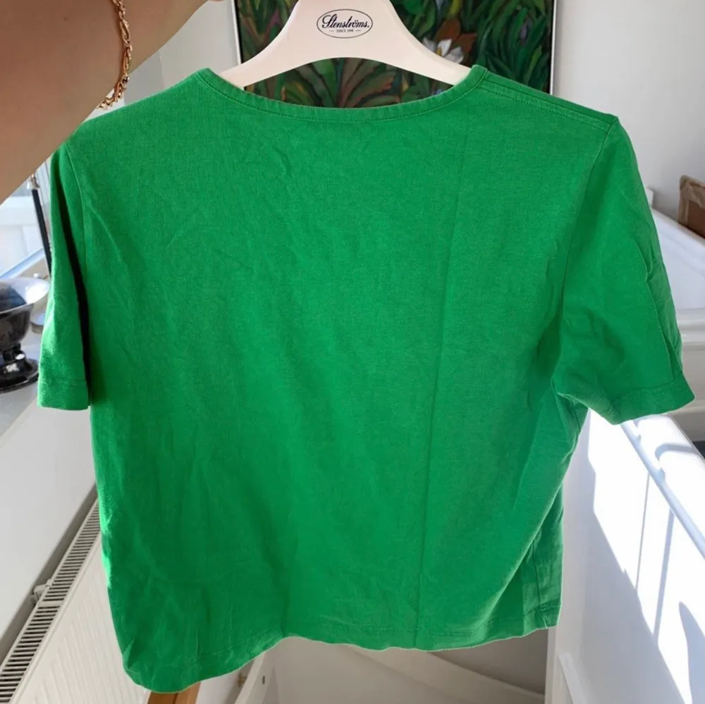 Super fin vintage escada sport T-shirt i en mycket trendig hörn färg 💓 hör av er om ni har några frågor! . T-shirts.