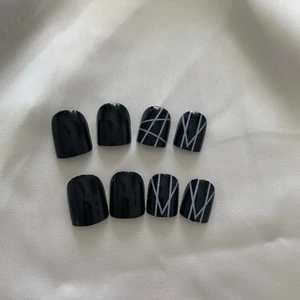 Naglar  - Det är inte bara dom åtta naglarna men det är 10st/ ett kit och man får 10st dubbelsidig klistermärken som är till naglarna. Man får också lite extra naglar om naglarna är för stora eller för små.                                                                                      Lager status: 1/1.