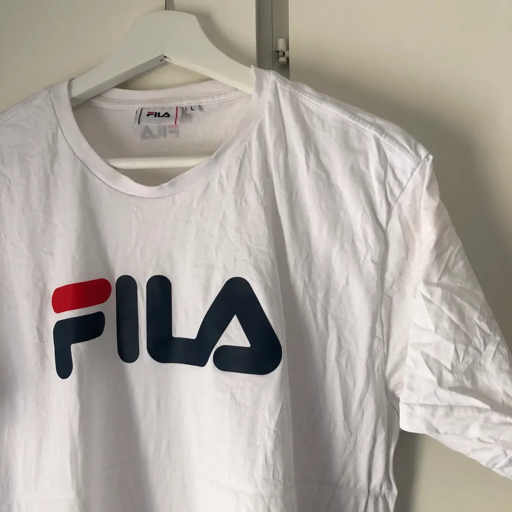 En vit over size Fila t-shirt. AnvĂ€nd endast en gĂ„ngđž. T-paidat.