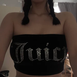 Juicy Couture bandeau topp  - Svart tube top med gems från juicy couture. Aldrig använd, superfin! Nypris 450kr.