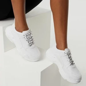 Sneakers - vita men finns även i ljusrosa/beige!  Storlek 39 Bytt till vita snören! Använda, men endast ett fåtal gånger! 