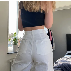 Vita jeans - JÄTTE fina jeans köpt här på plick, men tyvärr för små för mig. (Bilderna är från tidigare säljare) Älskar detaljerna ovanför fickorna. Garderob utränsning, kolla andra annonser!