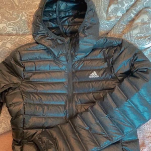 Adidas jacka🥰 - Snygg adidas jacka. Använd ca 3-4 gånger så den är i ny skick!🥰Stl S