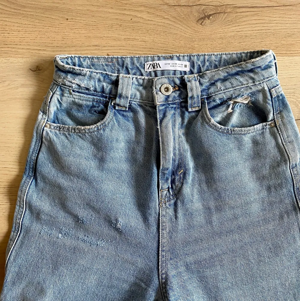 Använd ett fåtal ggr. Väldigt snygga ljusblåa jeans med lite ”rough” detaljer”. Passar en liten 34 också. . Jeans & Byxor.