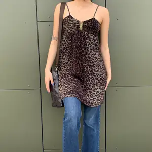  snyggaste leopard klänningen! Skitsnygg över byxor och även utan, perfekt för sommaren 💓 köpte från second hand , äldre modell från Gina 🥰 modellen är 173 passar xs-m #stretch 
